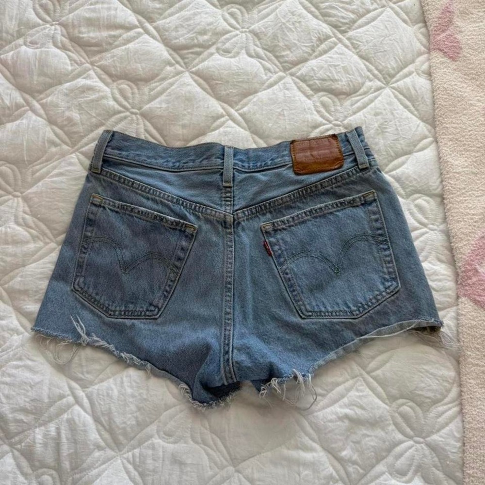dark wash‎ Levi's distressed Jean shorts